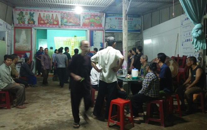 Lau chùi tủ lạnh, một thanh niên bị điện giật chết
