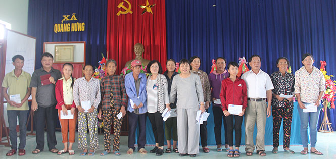 Thăm, tặng quà gia đình có người khuyết tật và trẻ mồ côi ở huyện Quảng Trạch