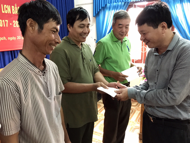 Đảng ủy Khối Doanh nghiệp hỗ trợ công nhân có hoàn cảnh khó khăn