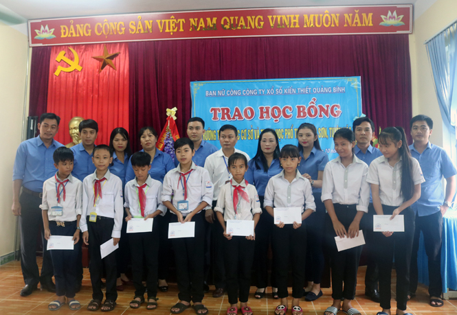 Trao 40 suất học bổng cho học sinh nghèo vượt khó tại huyện Tuyên Hoá