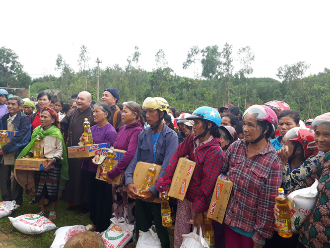 Chùa Pháp Vương thăm, tặng quà cho bà con Vân Kiều ở huyện Quảng Ninh