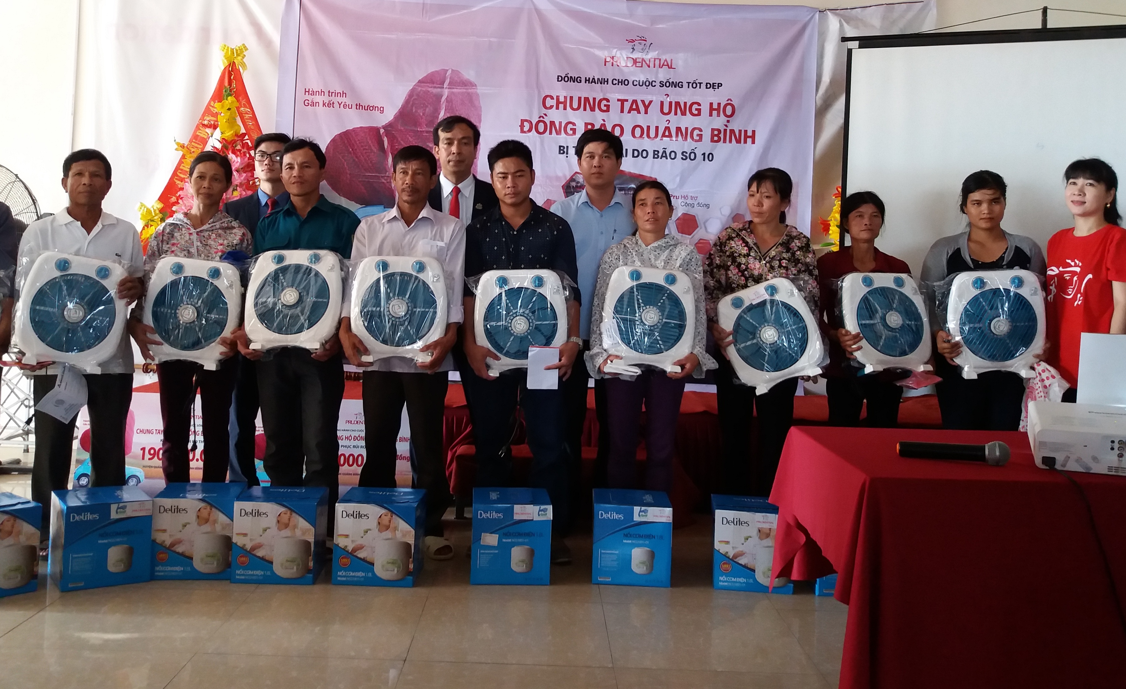 Prudential hỗ trợ 350 triệu đồng cho người dân và các trường học bị thiệt hại do bão