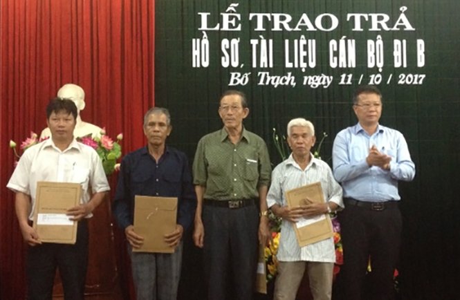 Bố Trạch trả hồ sơ, tài liệu cho cán bộ đi B