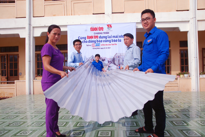 Trao tặng gần 2.000m2 tôn cho trường học và người dân vùng bão