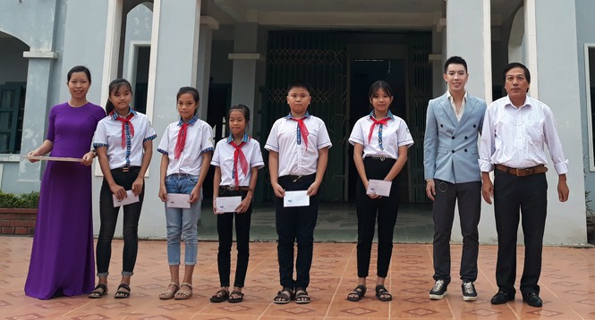 Ca sĩ Jay Hoo trao học bổng cho các em học sinh xã Hải Trạch