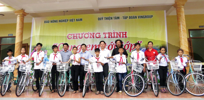 Tặng 50 xe đạp cho học sinh có hoàn cảnh khó khăn