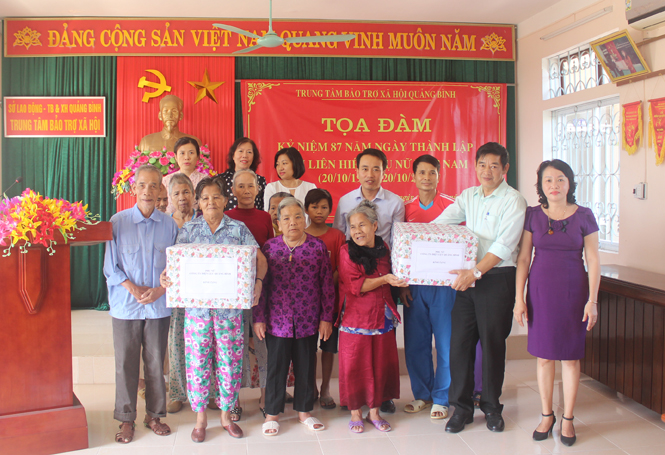 Quyên góp, ủng hộ người nghèo