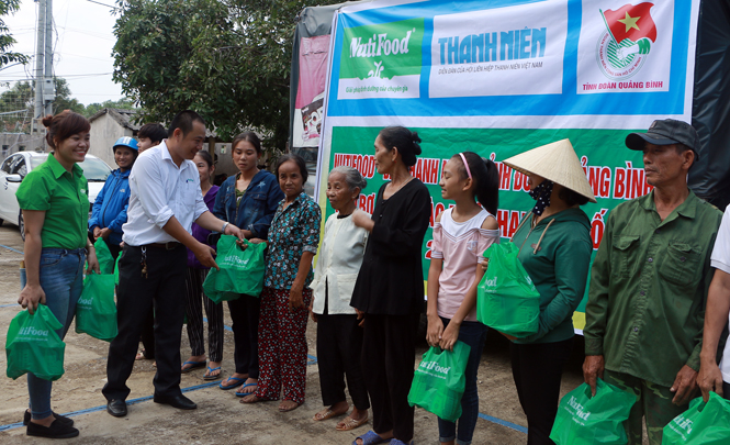 Báo Thanh Niên trao quà hỗ trợ người dân huyện Bố Trạch