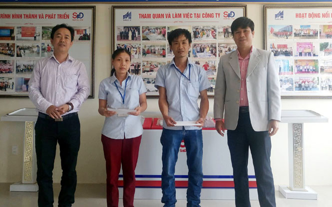 Công đoàn Khu kinh tế trao quà cho công nhân sau bị thiệt hại sau bão