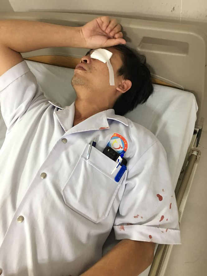 Người nhà bệnh nhân hành hung bác sĩ đang cấp cứu