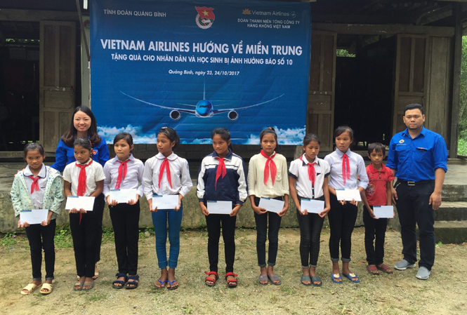 Trao 394 suất quà cho người dân vùng bão