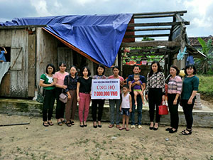 Tặng quà cho gia đình có hoàn cảnh khó khăn