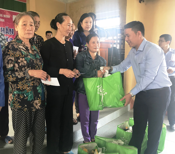Chia sẻ khó khăn với người dân vùng bão thị xã Ba Đồn