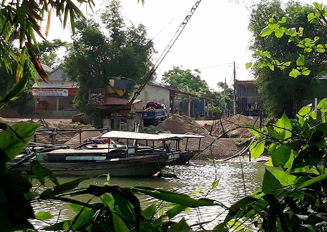 Nhiều bãi cát "lậu"ngang nhiên hoạt động