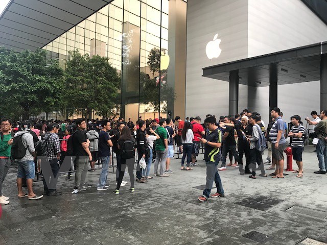 Hàng trăm người Việt Nam sang Singapore xếp hàng mua iPhone X
