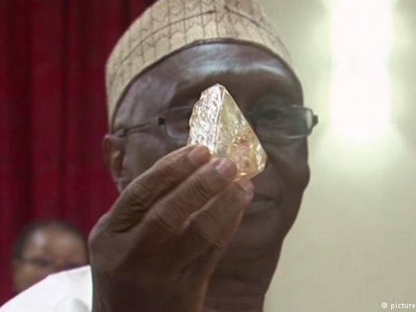 Tìm thấy 1 viên kim cương thô khổng lồ tại Sierra Leone