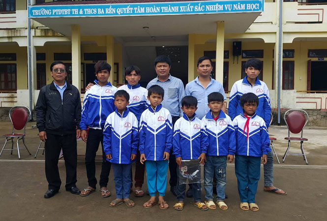 Tặng áo ấm cho học sinh Khe Ngát