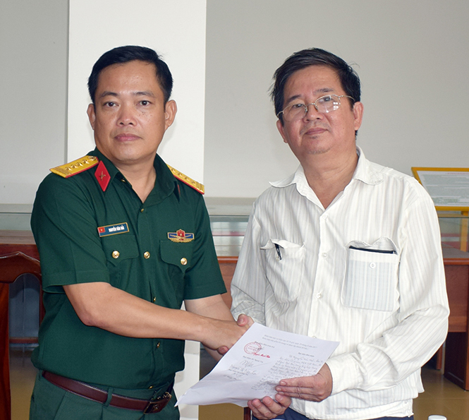 Bảo tàng Tổng hợp Quảng Bình trao trả kỷ vật chiến tranh cho thân nhân cựu binh Mỹ