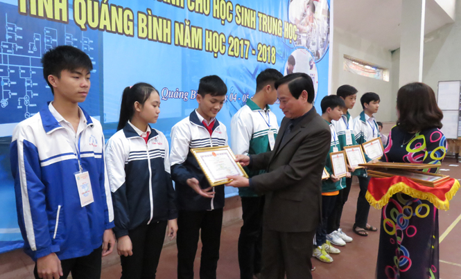 Trao giải cuộc thi Khoa học kỹ thuật dành cho học sinh trung học năm học 2017-2018