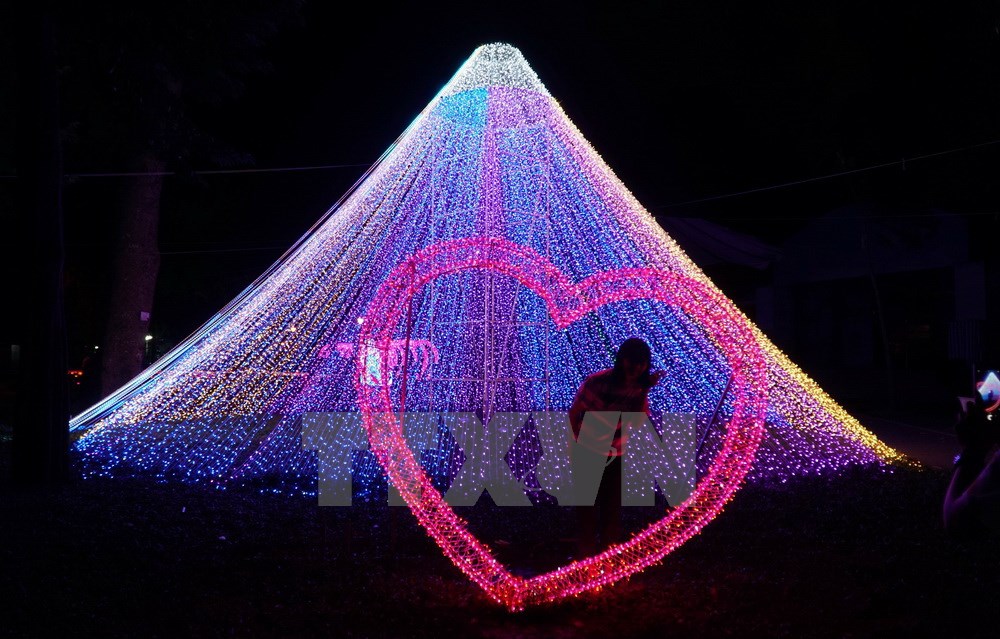 [Photo] Khu vườn ánh sáng lung linh sắc màu độc đáo tại TP.HCM