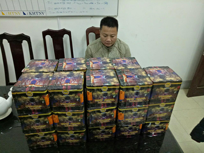 Bắt đối tượng vận chuyển 42kg pháo lậu