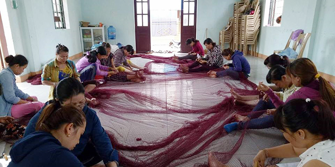 Cải thiện kinh tế gia đình với nghề đan vá lưới