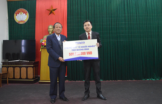 Công ty CP ô tô Trường Hải ủng hộ Quỹ 'Vì người nghèo' tỉnh 500 triệu đồng