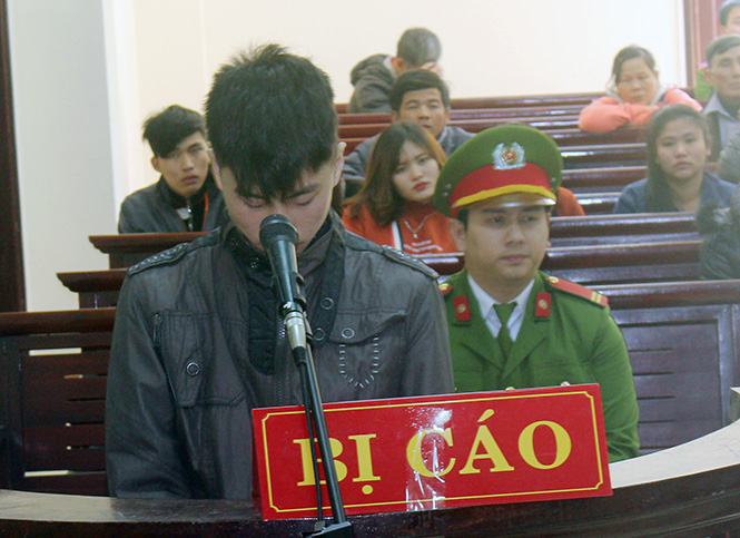 Khi trẻ con "nói chuyện" với nhau bằng dao