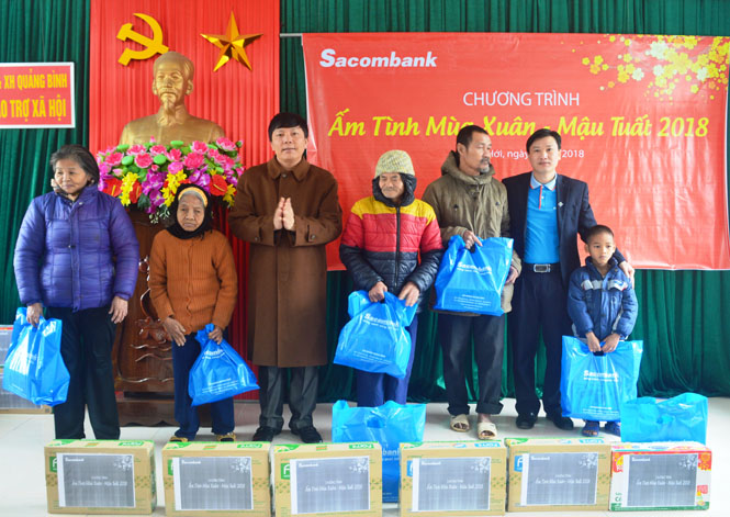 Trao quà 'Ấm tình mùa xuân' tại Trung tâm Bảo trợ xã hội Quảng Bình