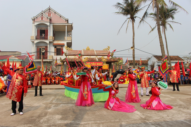 Rộn ràng lễ hội Cầu Ngư làng Cảnh Dương