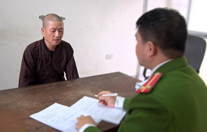 Bắt thầy tu lấy cắp điện thoại