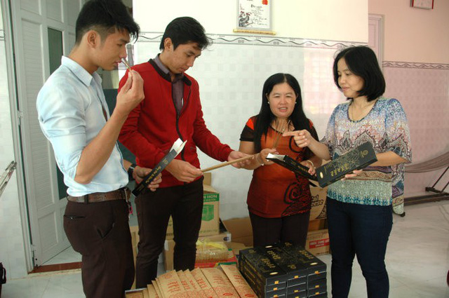 Cô giáo làm nhang vừa đốt vừa đuổi muỗi an toàn