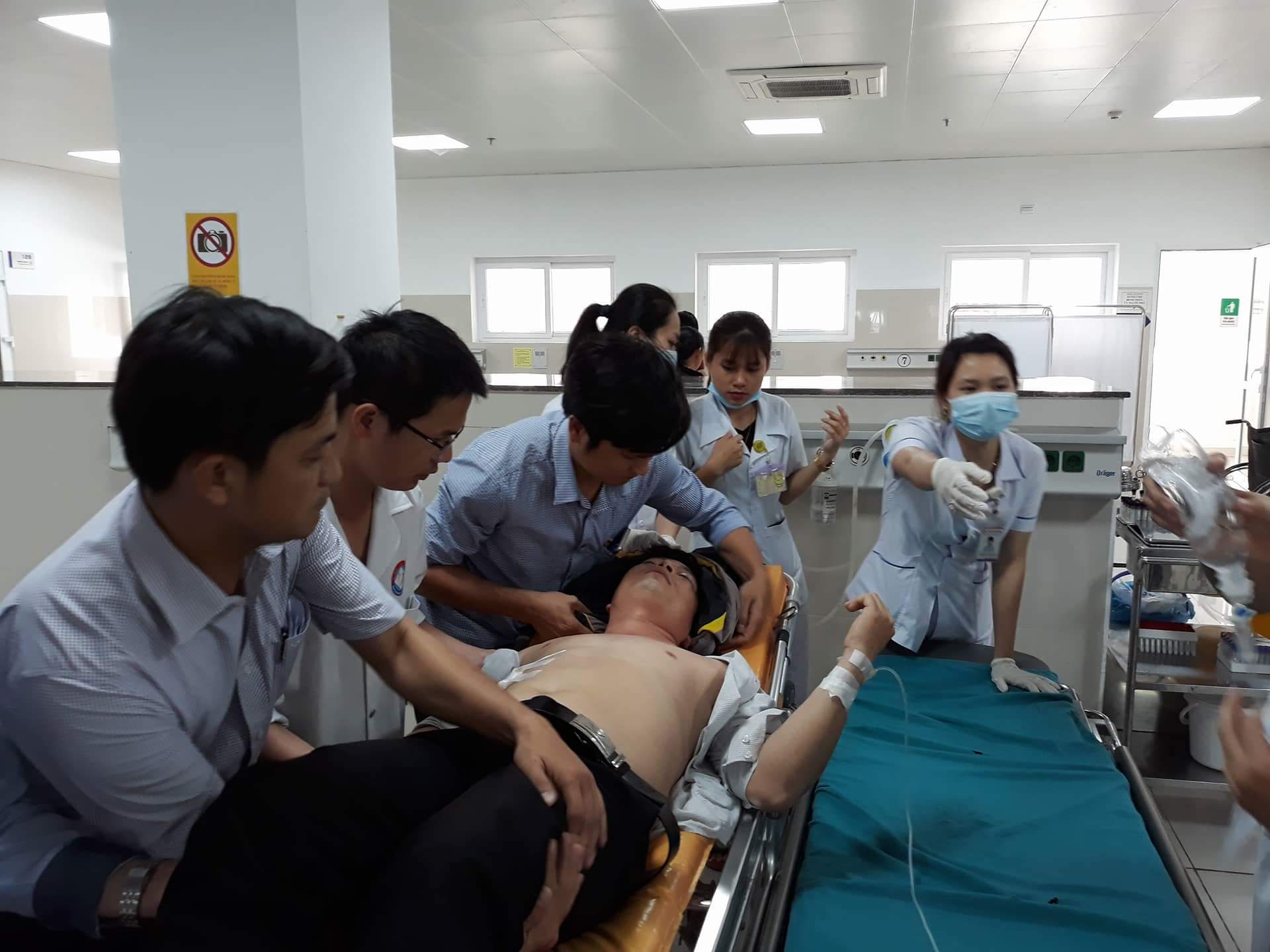 Học trò đâm thầy giáo xuyên thấu bụng