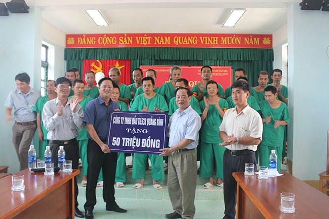 Tặng quà cho người khuyết tật