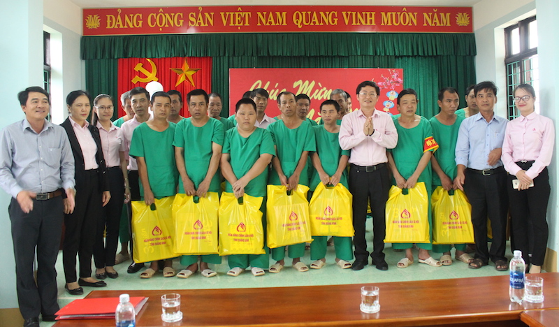 Công đoàn Ngân hàng CSXH tỉnh tặng quà cho bệnh nhân tâm thần