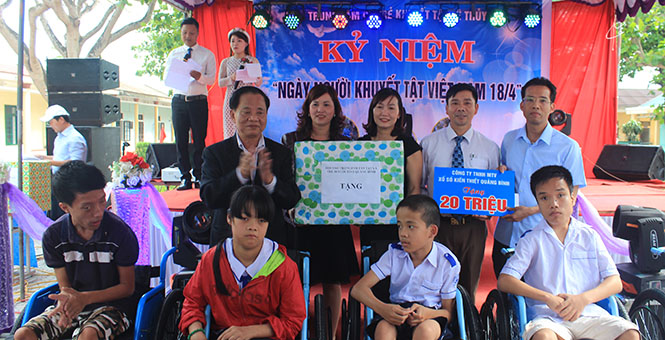 Trao quà cho trẻ em khuyết tật