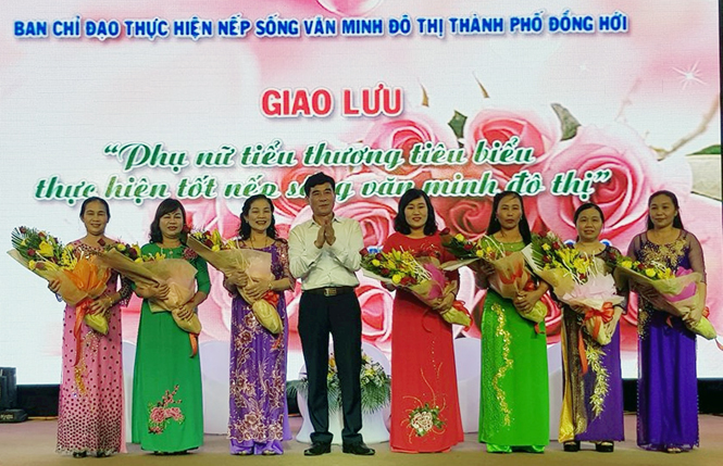 'Phụ nữ tiểu thương tiêu biểu thực hiện tốt nếp sống văn minh đô thị'