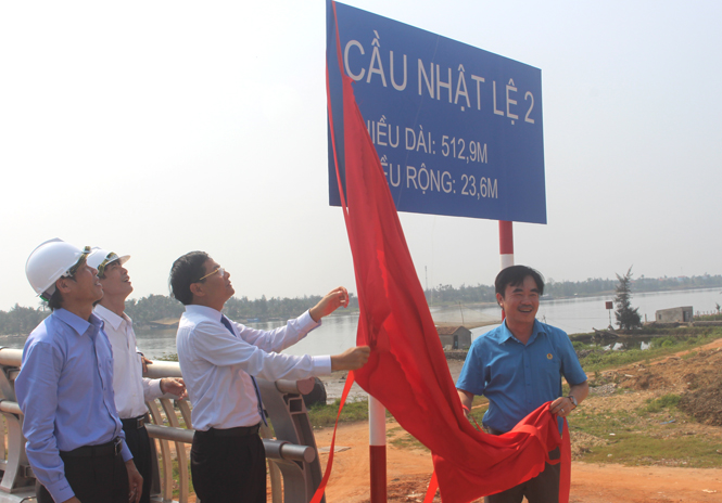 Gắn biển công trình cầu Nhật Lệ 2