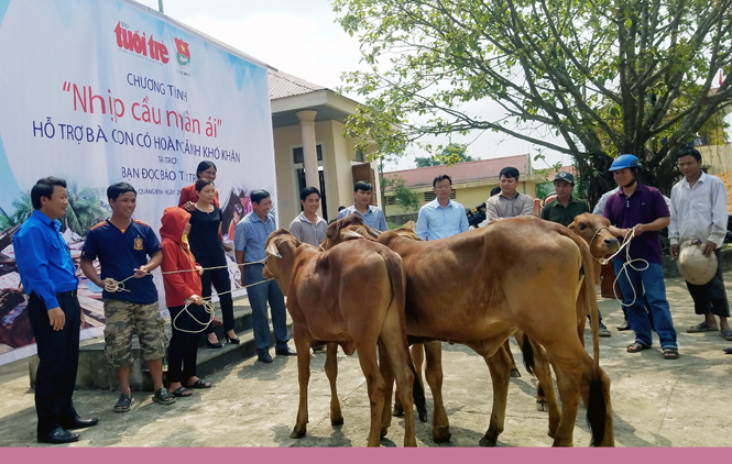 Tặng bò giống cho người dân có hoàn cảnh khó khăn
