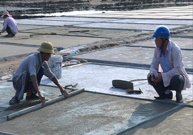 Diêm dân Quảng Phú vào mùa sản xuất muối