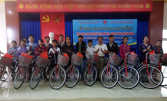 Trao tặng xe đạp, học bổng cho học sinh có hoàn cảnh khó khăn