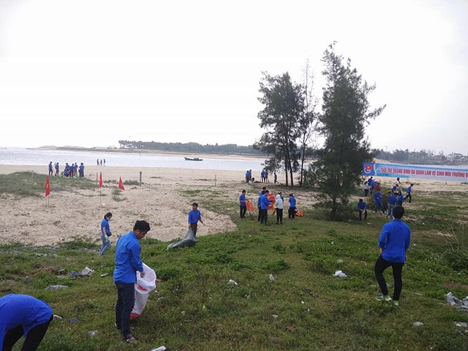 Trên 500 đoàn viên thanh niên ra quân làm sạch môi trường