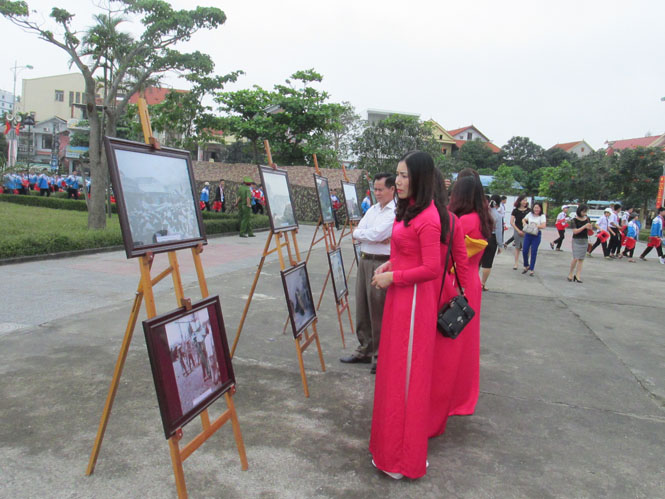 Khai mạc triển lãm ảnh 'Đồng Hới xưa và nay'