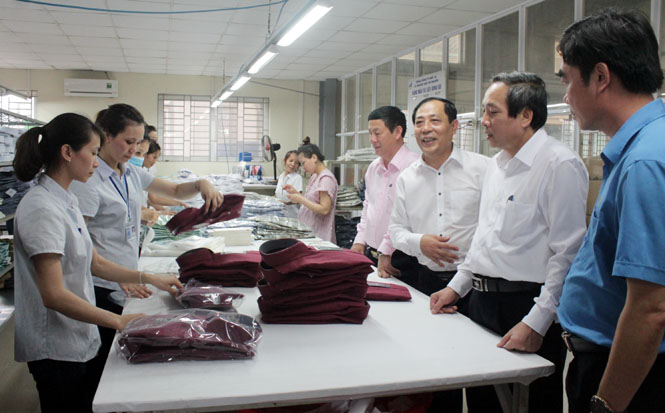 Đồng chí Bí thư Tỉnh ủy thăm công nhân lao động nhân ngày 1-5