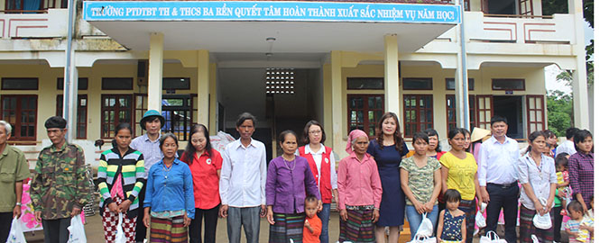 Thăm, tặng quà cho người dân và học sinh bản Khe Ngát