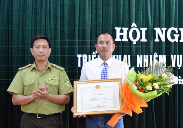 Trao bằng khen của Chủ tịch UBND tỉnh cho cá nhân bảo vệ đàn Voọc gáy trắng quý hiếm