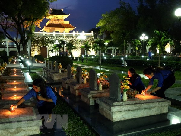 Thắp nến tri ân các Anh hùng liệt sỹ tại Nghĩa trang A1