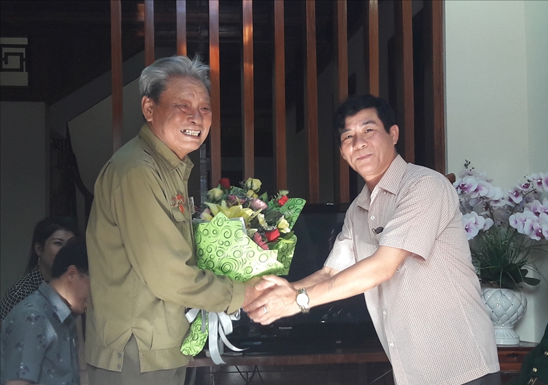 Thăm, tặng quà cựu chiến binh là chiến sĩ Điện Biên