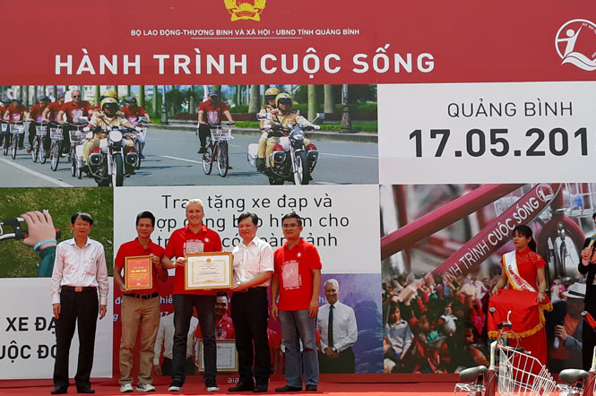Hành trình chia sẻ yêu thương đến với học sinh nghèo vượt khó học giỏi