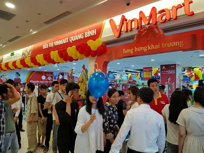 Cơn lốc quà tặng dịp khai trương VinMart đầu tiên tại Quảng Bình